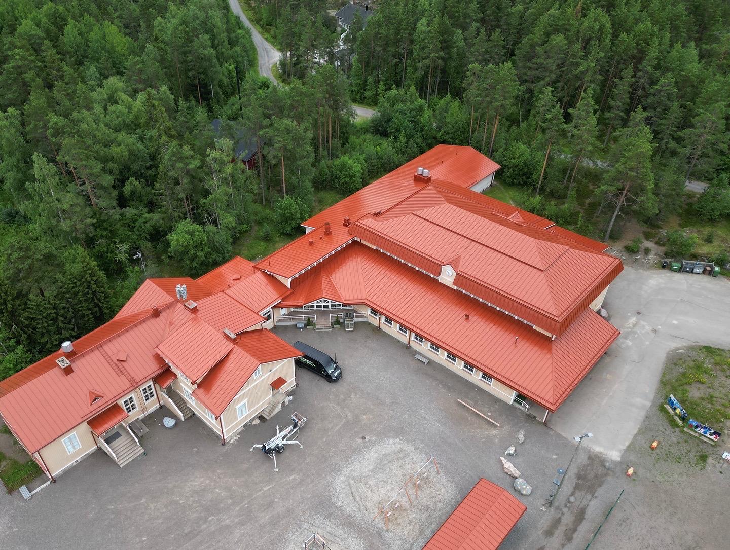 Kattotyöt – suuri punainen peltikatto