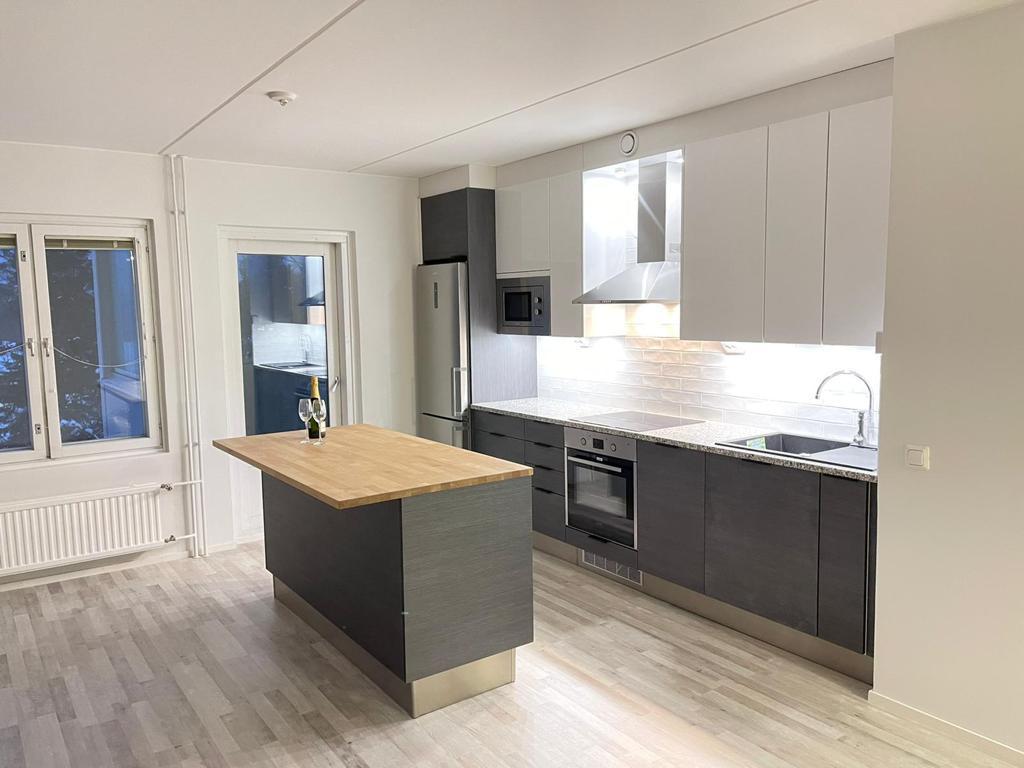 Sisäremontti – moderni keittiö saarekkeella